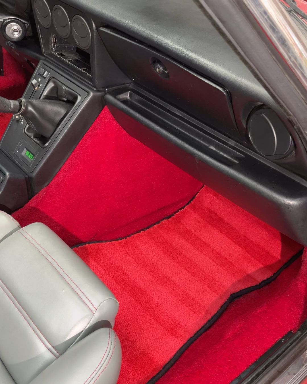Moquette e interni rigenerati dopo il detailing — spider d'epoca