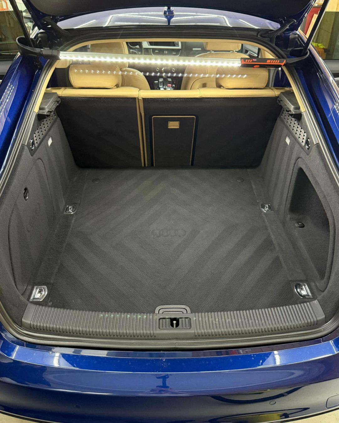 Bagagliaio pulito a fondo dopo il detailing — station wagon
