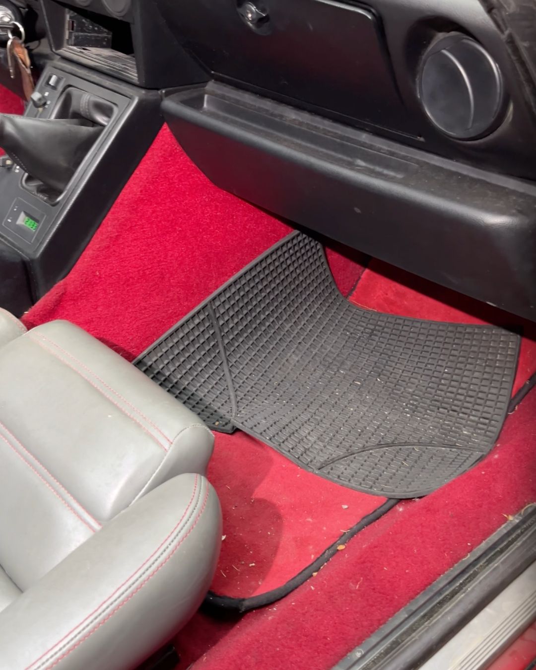 Moquette e interni trascurati prima del trattamento — spider d'epoca