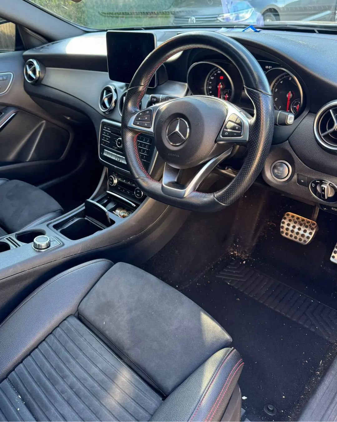 Interni e tappetini sporchi prima dell'igienizzazione — Mercedes CLA