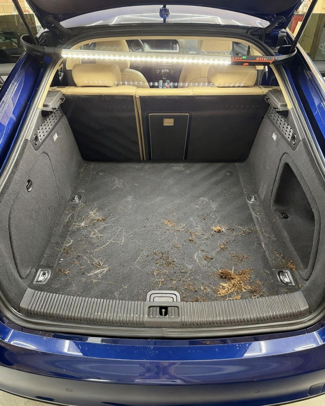 Bagagliaio sporco prima della pulizia — station wagon